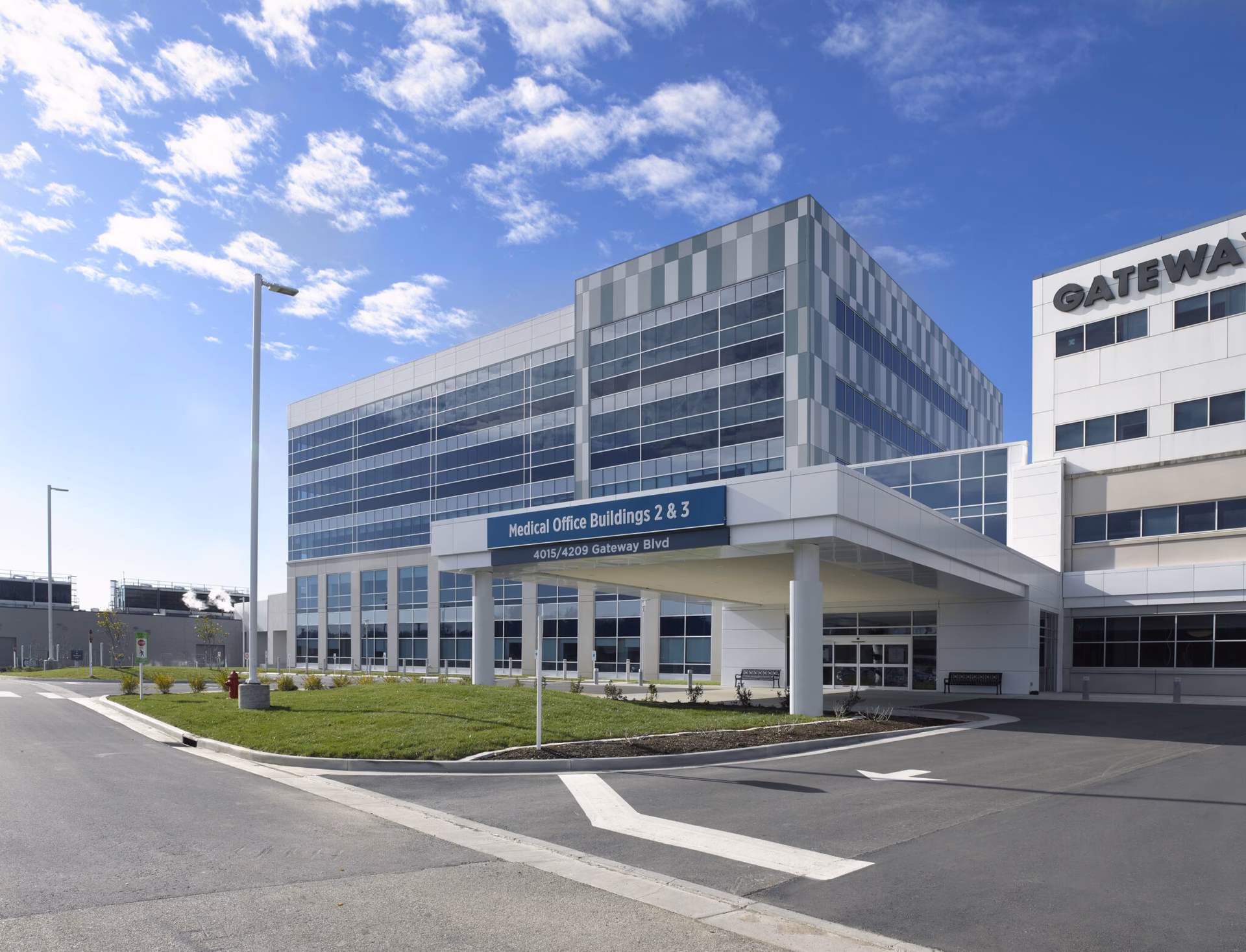 How many physicians are at Deaconess Gateway Hospital?