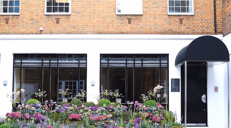 Who owns Gordon Ramsay restaurant?