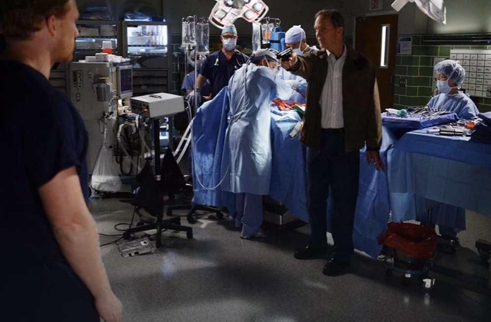 How does the hospital shooting start in Grey's Anatomy?