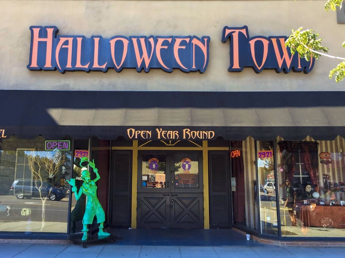 What time does Halloween Town Oregon Open?