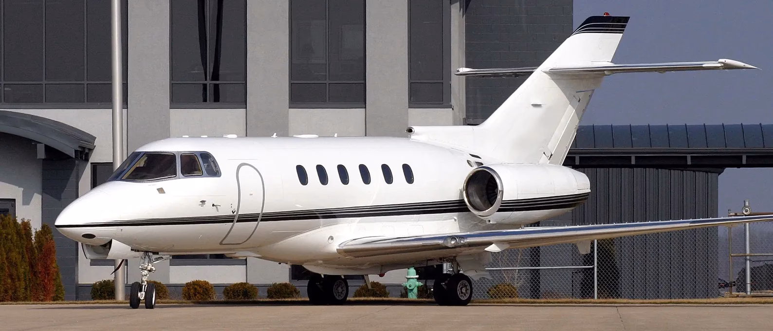 How much fuel does a Hawker 800XP use?