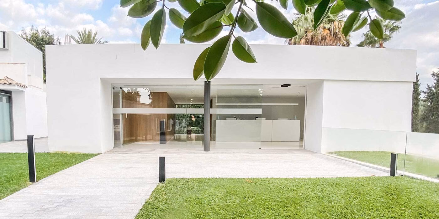 Are there hospitals in Marbella and Costa del Sol?