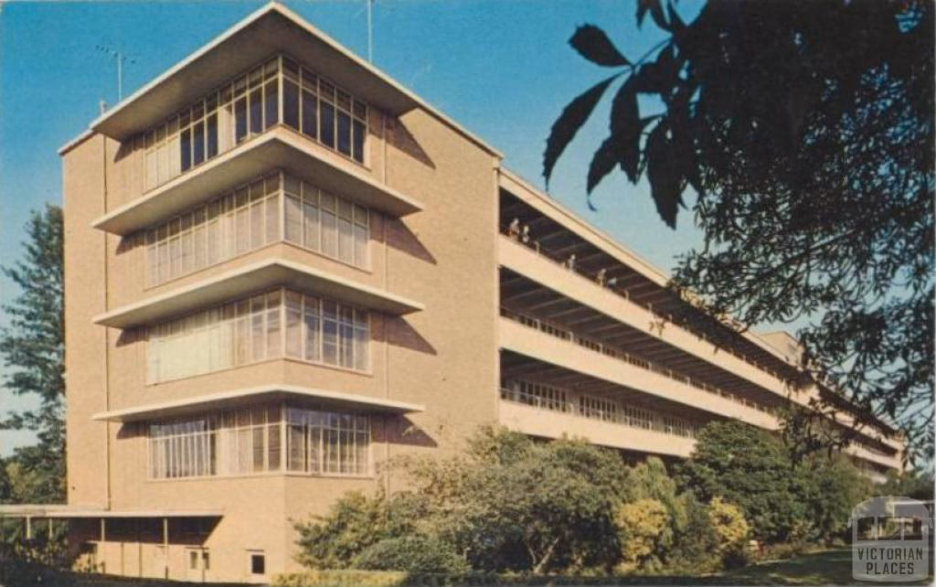 How do I get from Heidelberg Repatriation Hospital to Ivanhoe?