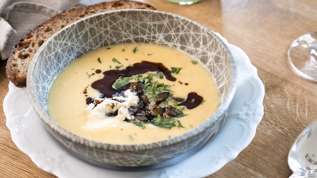 Wie bereite ich Kürbiskerne und Salbei zu?