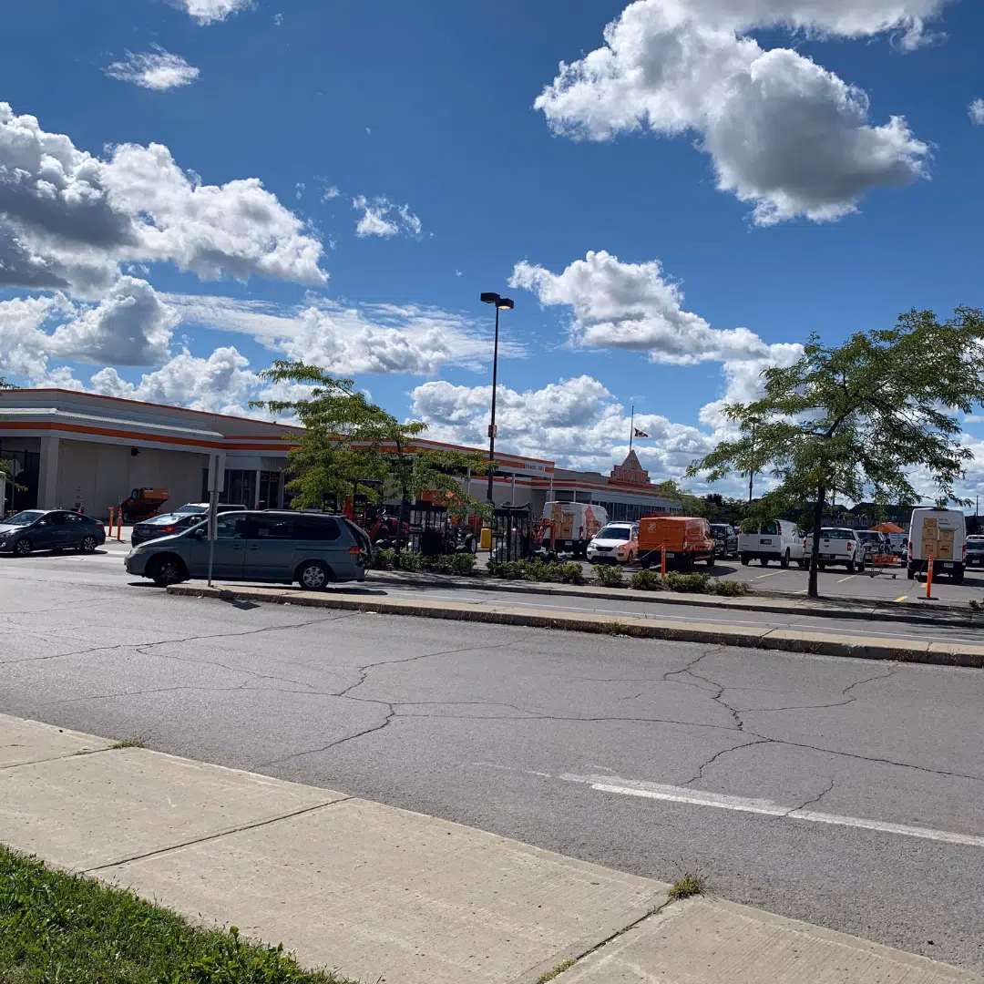 When is home depot open in Barrhaven Ontario?