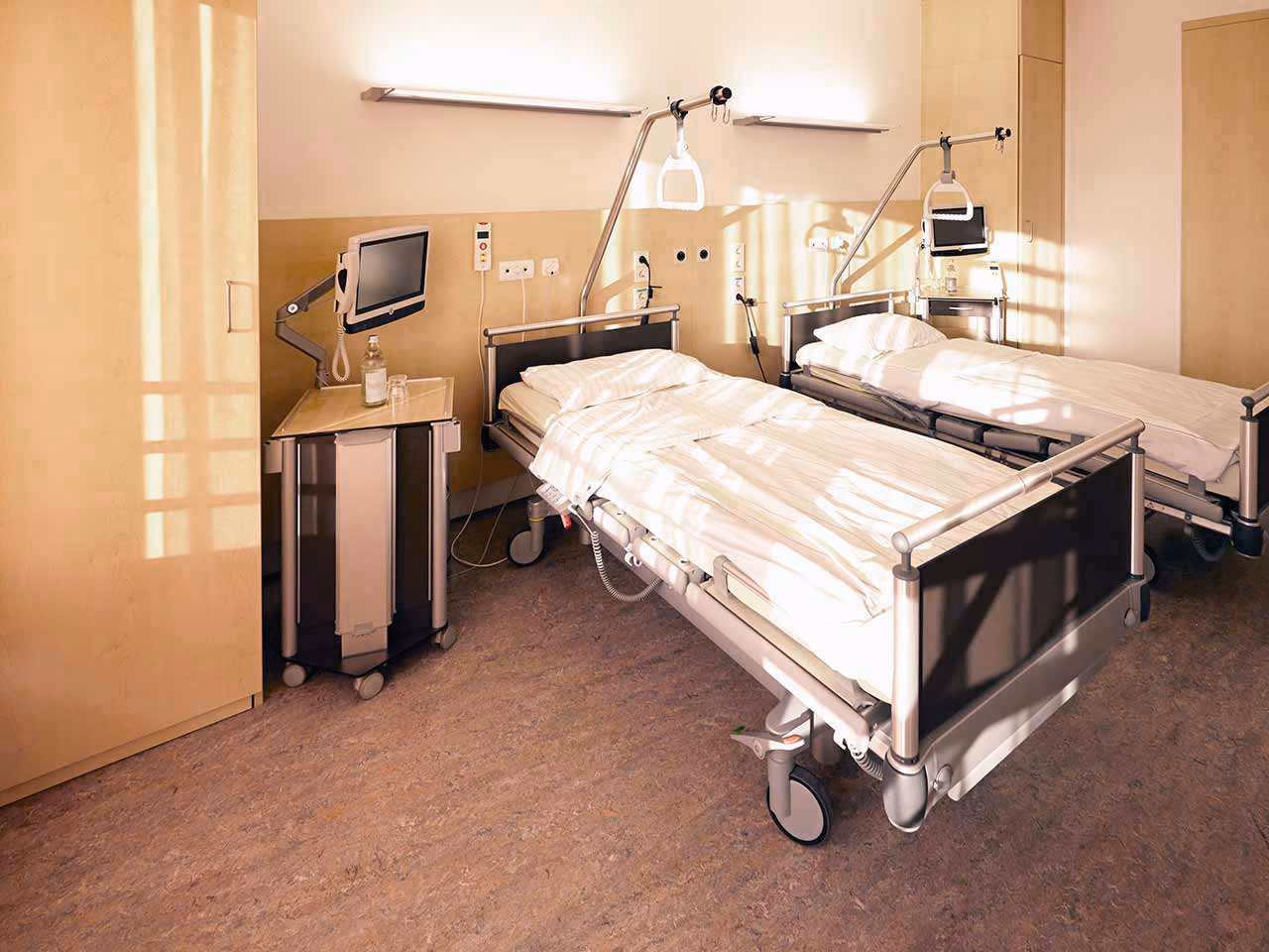 How many hospital beds are available in Germany in 2021?