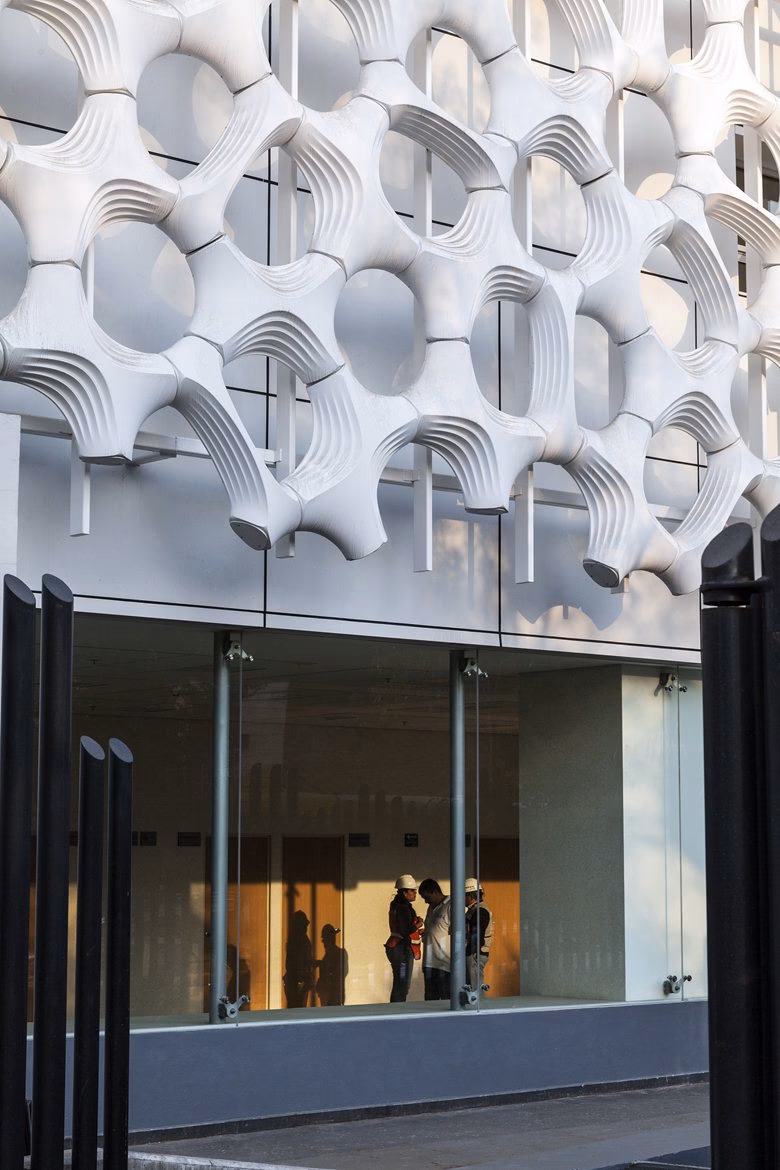 Does Manuel Gea Gonzalez have an air cleansing double skin?