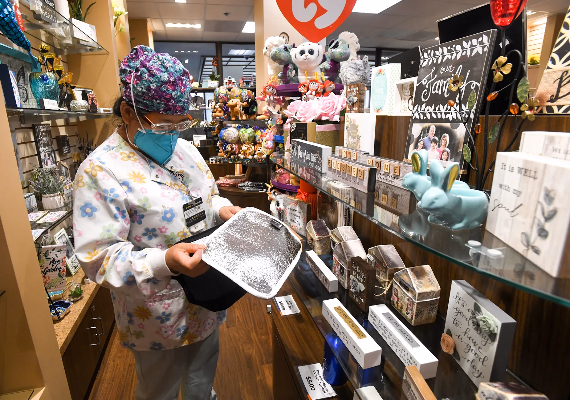 How much does a gift shop manager make?