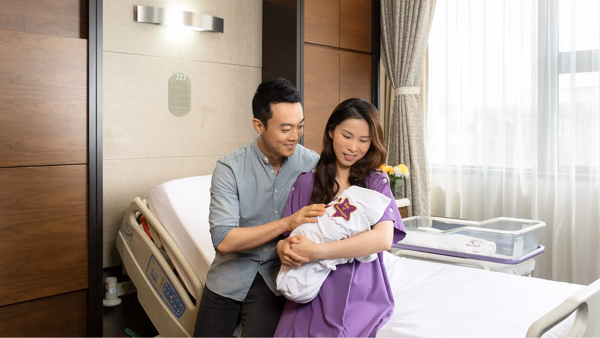 Which hospitals have a maternity service in Singapore?