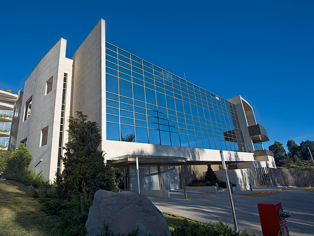 What services does Hospital México provide?