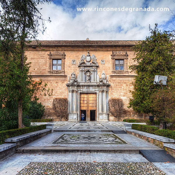 ¿Cuáles son los patios del Hospital Real de Granada?