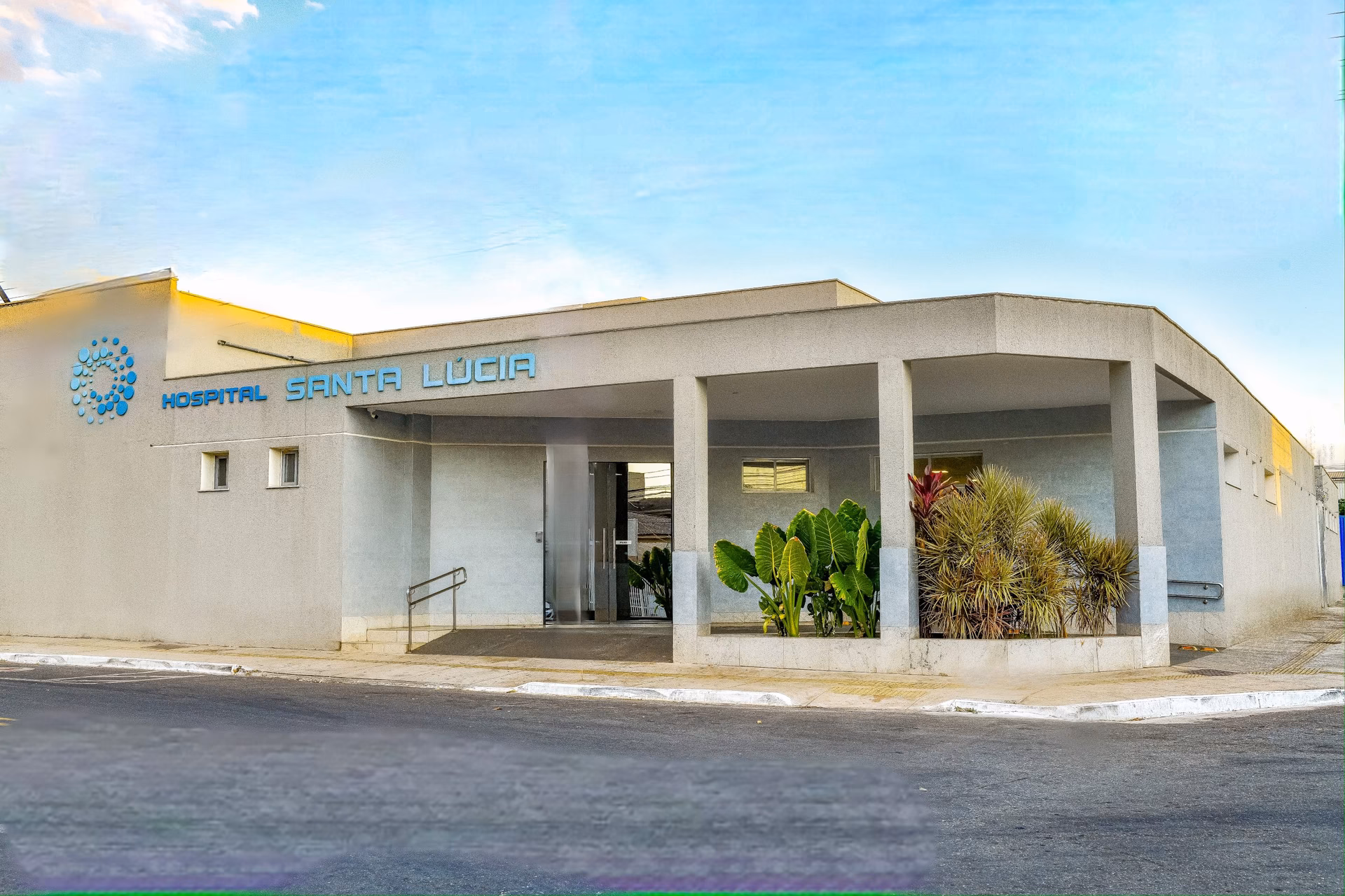 ¿Qué es la línea de atención al cliente del Hospital Santa Lucía?