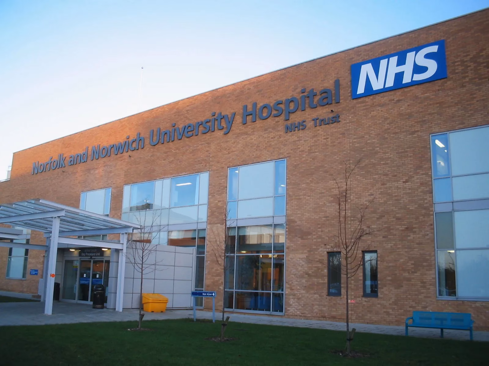 What does the Guide to the healthcare system in England cover?