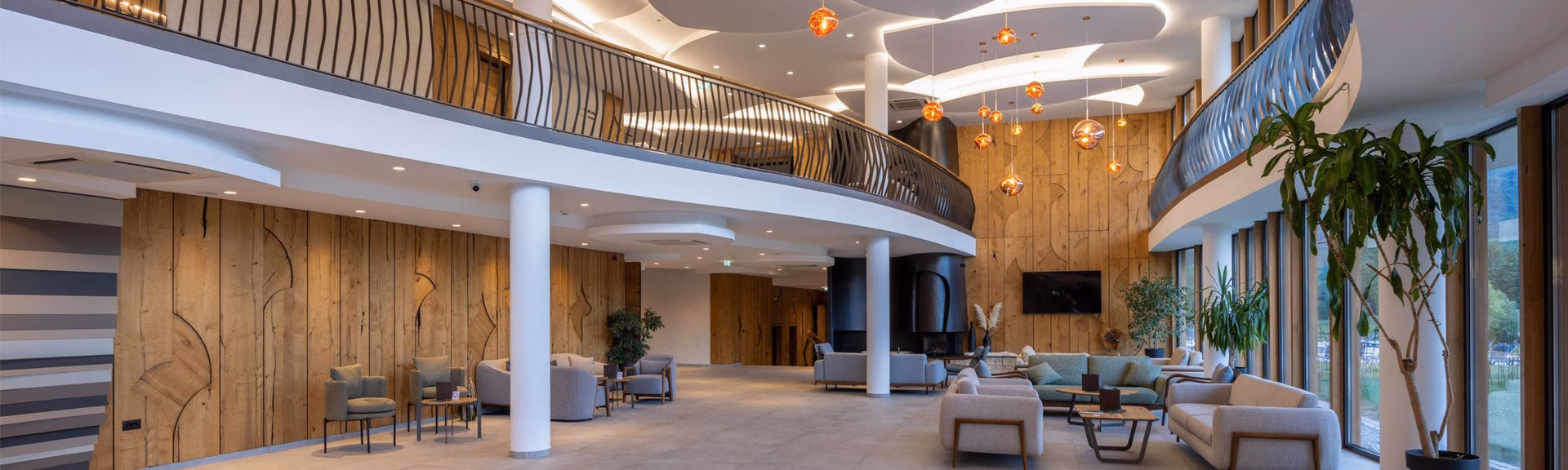 How many employees does a hospitality and leisure CEO have?