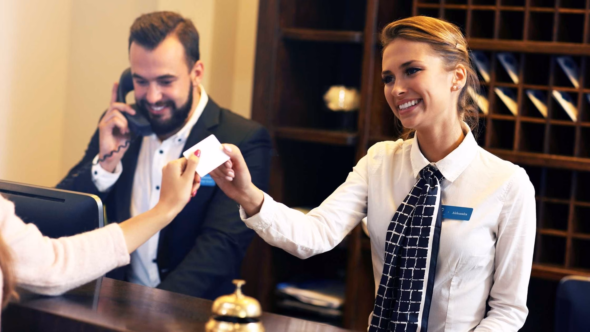 What are the responsibilities of a hotel front desk manager?