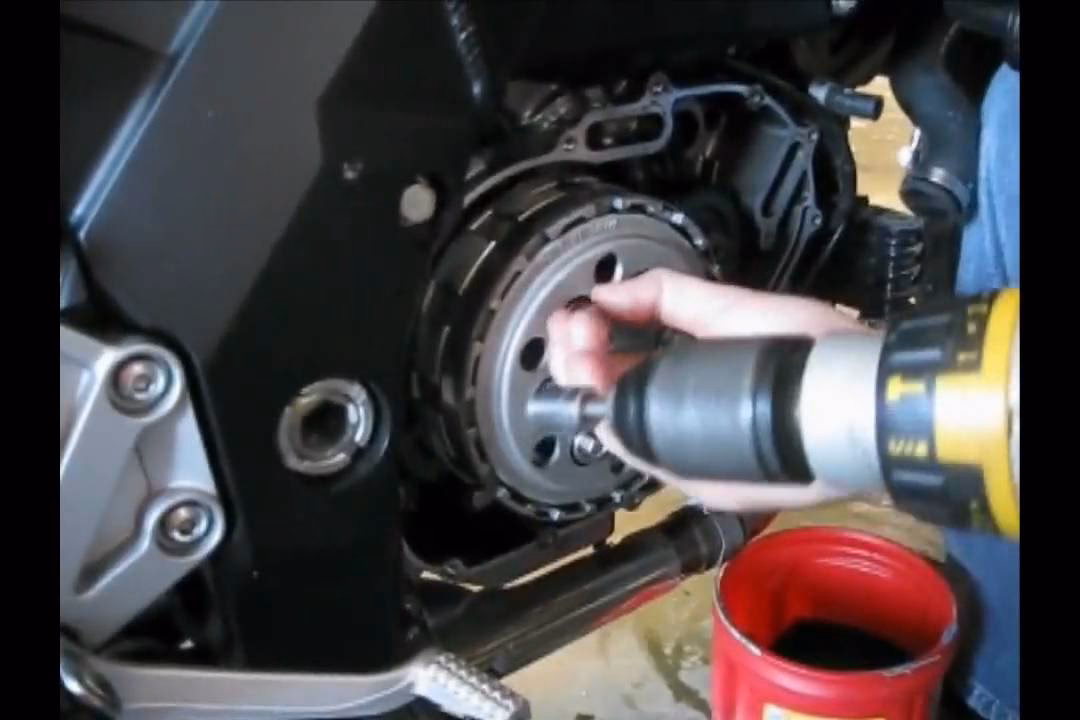 What does Low RPM Assist do on a Suzuki SV650?