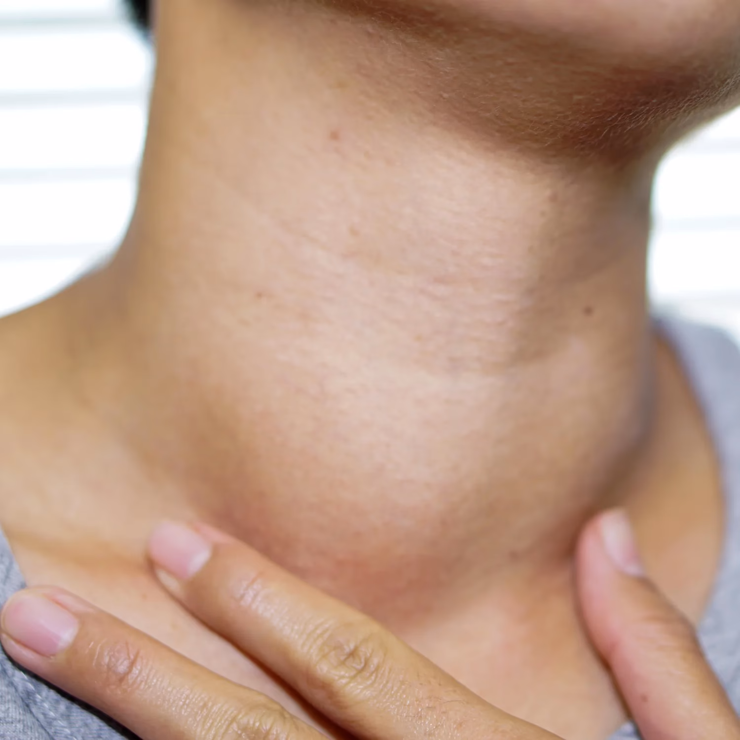 Can thyroid disorders cause neck pain?