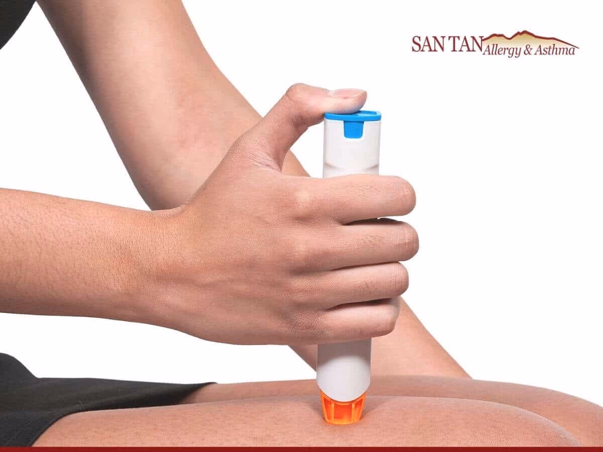 Does an EpiPen help with anaphylaxis?