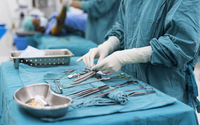 Who is in charge of a café?