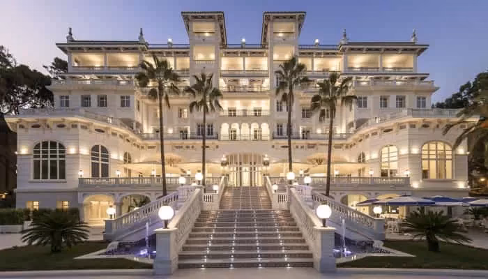 What degrees does SHG Barcelona offer?