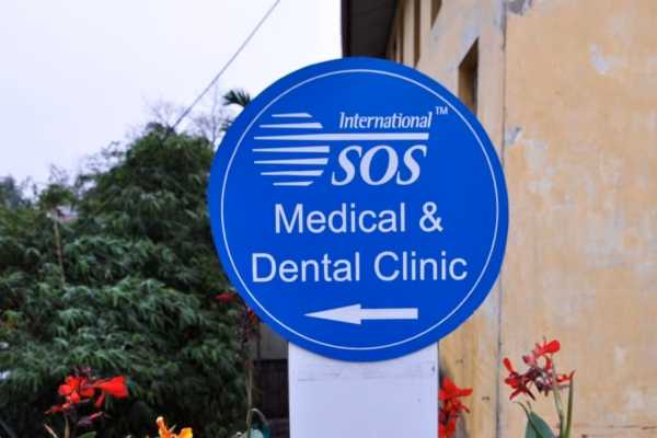 Does SOS provide medical care for expatriates in Indonesia?