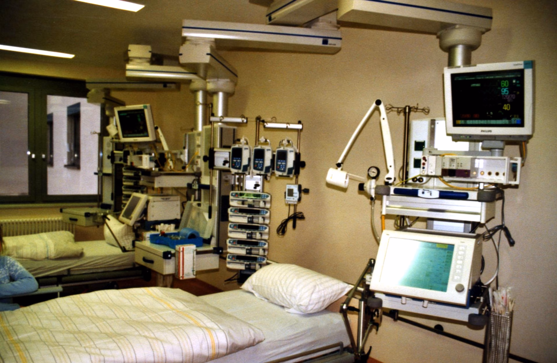 What are intensive care units (ICU) & high dependency units (HDU)?
