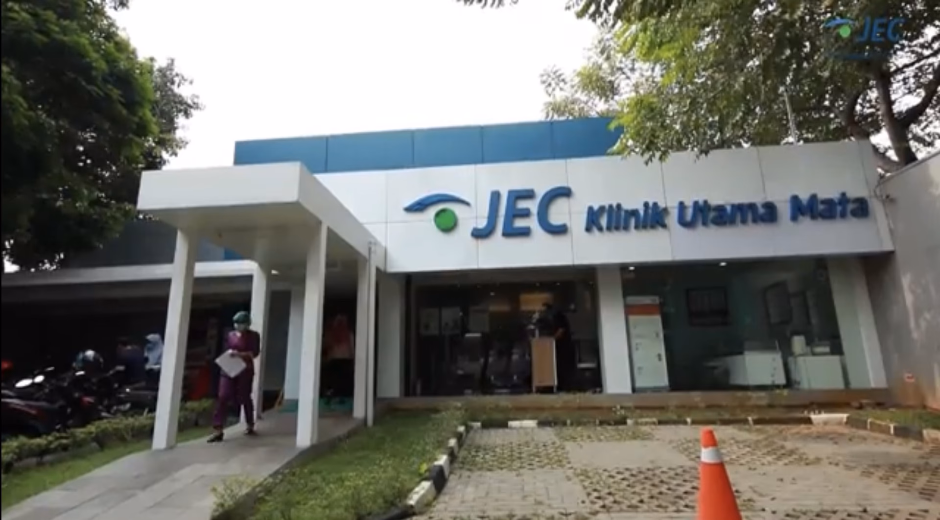 Berapa biaya isolasi di Jakarta Eye Center?