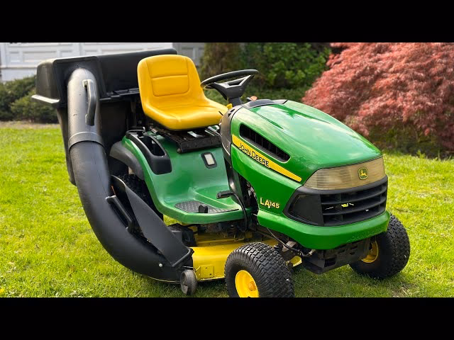 What are the features of a John Deere la145?