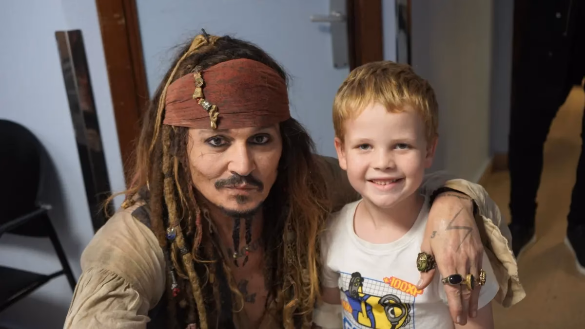 Did Johnny Depp surprise children on a hospital ward dressed in Pirates of the Caribbean?