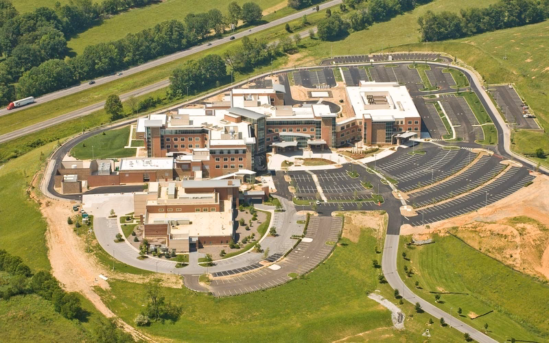 How many physicians are at Johnston Memorial Hospital?