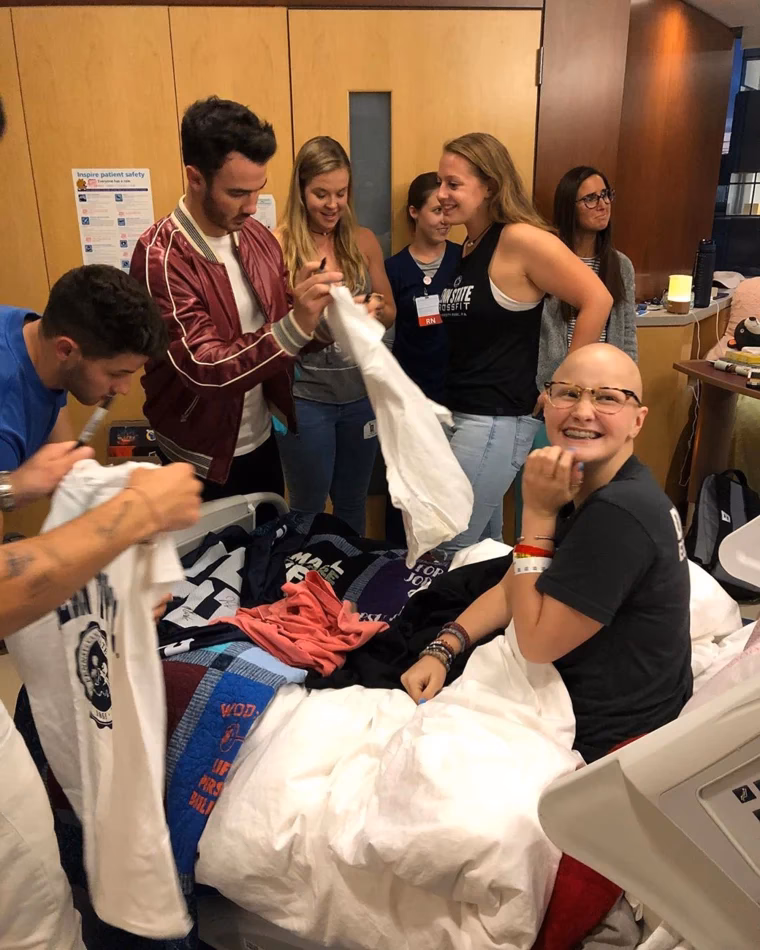 Does Mac know who he is without the Jonases?