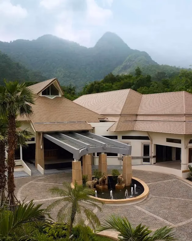 Which hospital is open 24 hours in Bangkok?