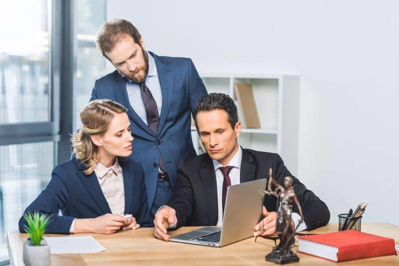 What does an employment solicitor do?