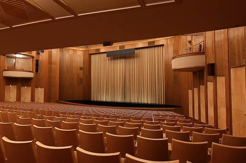 Wann wurde das erste Leipziger Opernhaus gegründet?