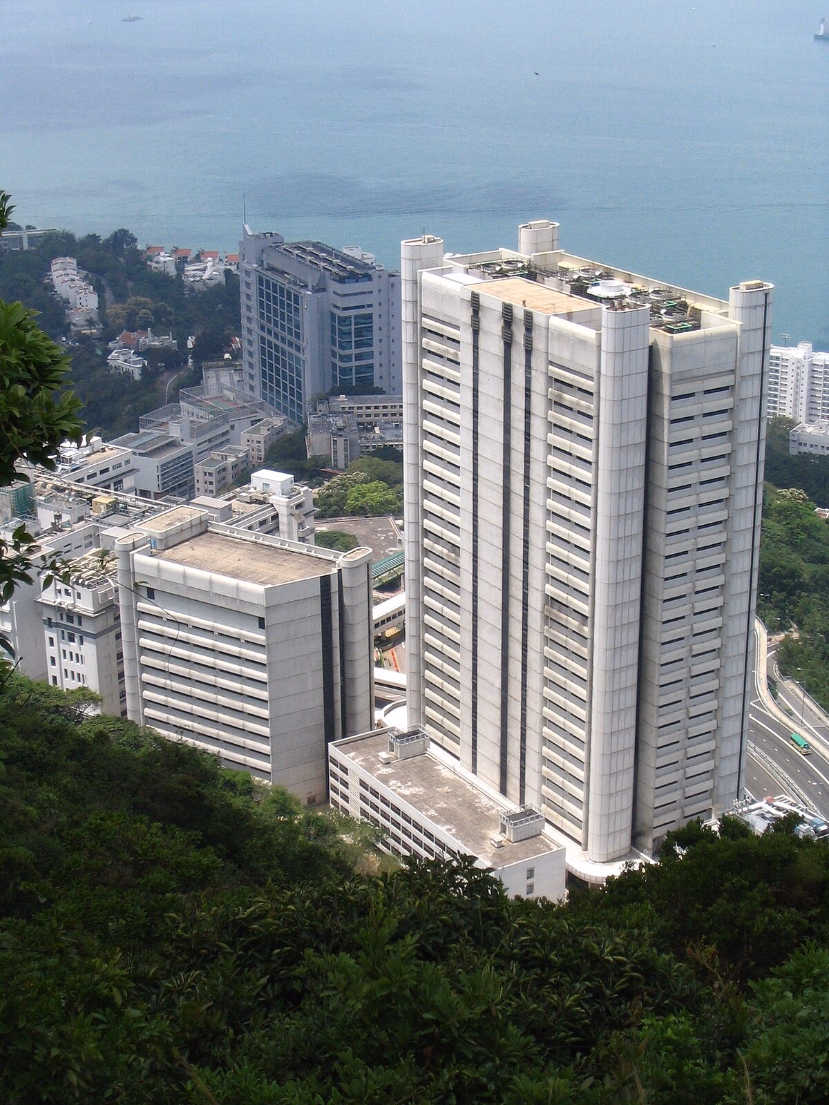 Are there private hospitals in Hong Kong?