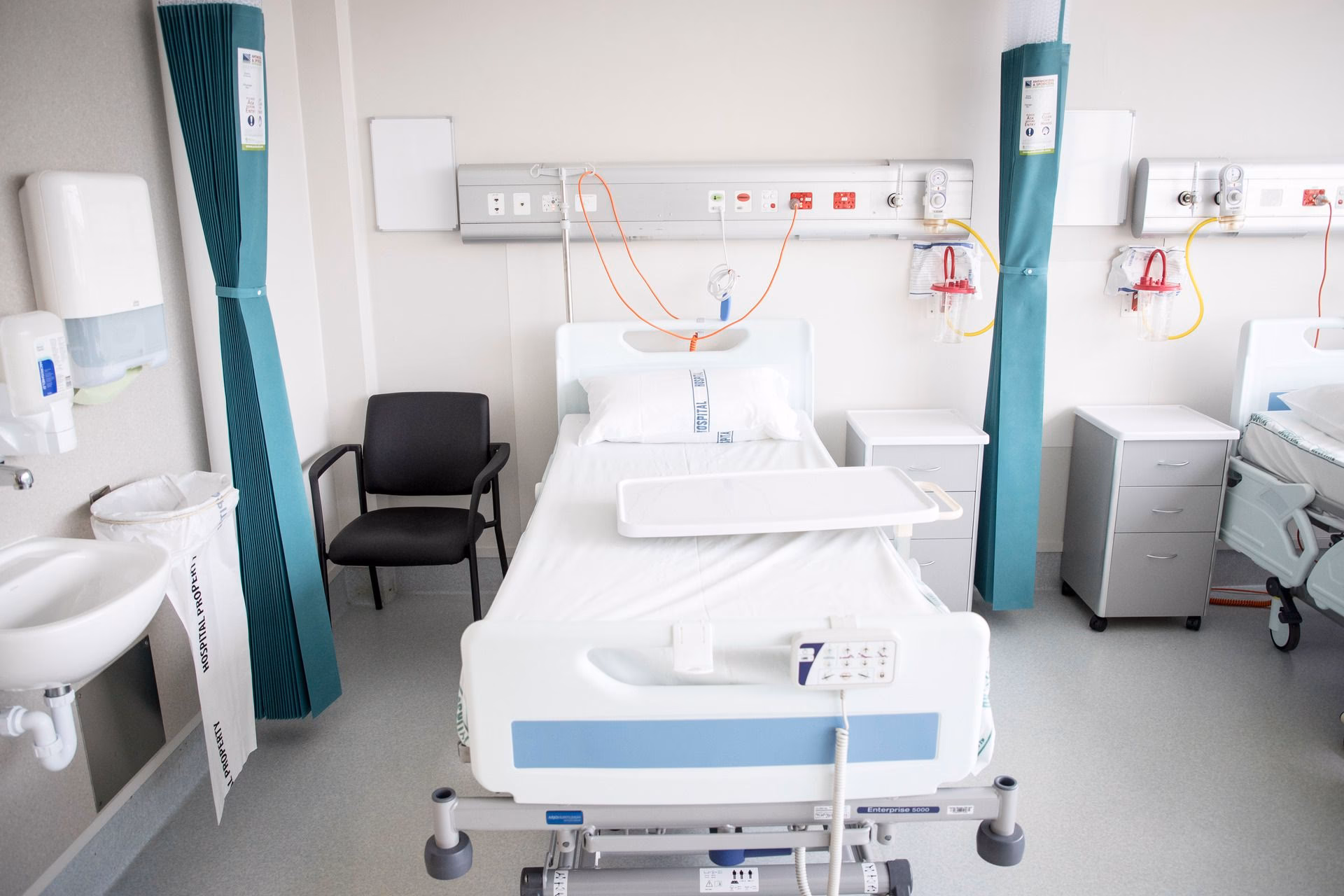 Is Auckland City Hospital a tertiary referral hospital?