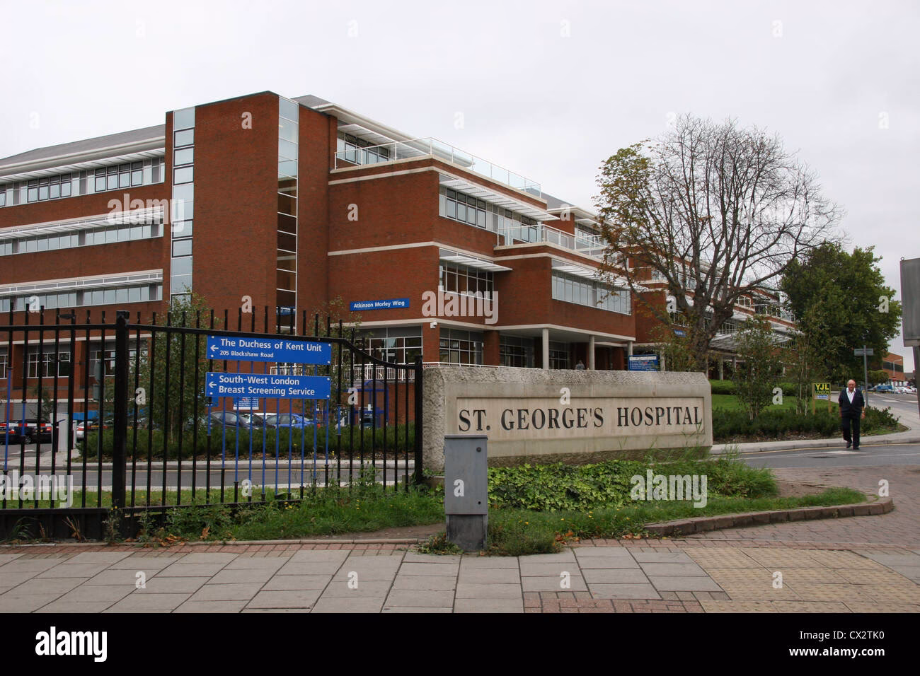 Which transport lines pass near St Georges Hospital main hospital?