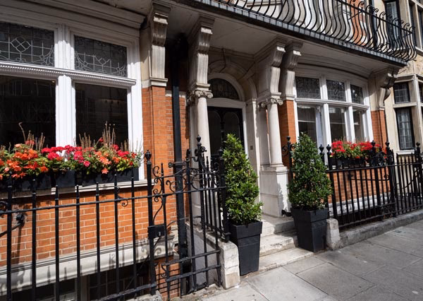 Is Harley Street specialist hospital a day-case hospital?