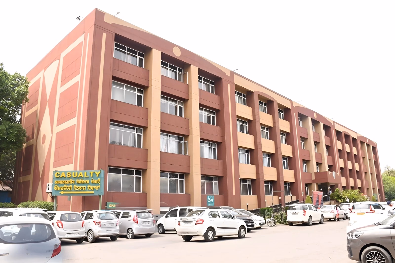 What courses are offered at Christian Medical College & Hospital Ludhiana?