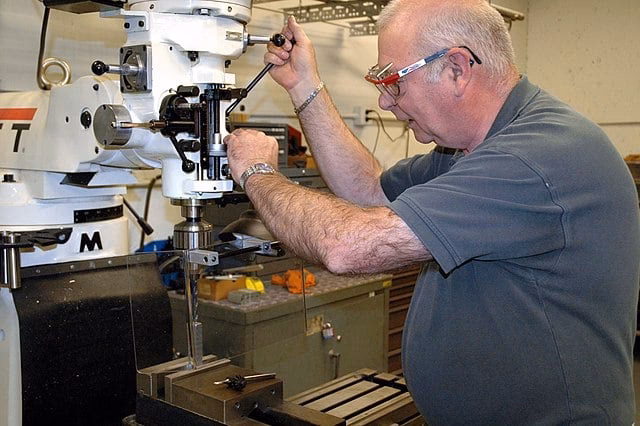 How to operate a milling machine?