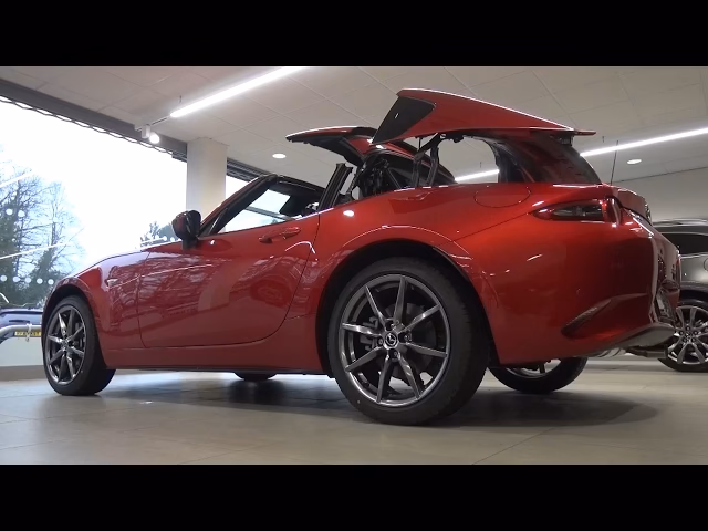 What kind of roof does a Mazda MX5 have?