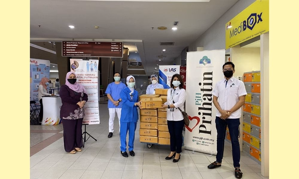 What services does Hospital Putrajaya offer?