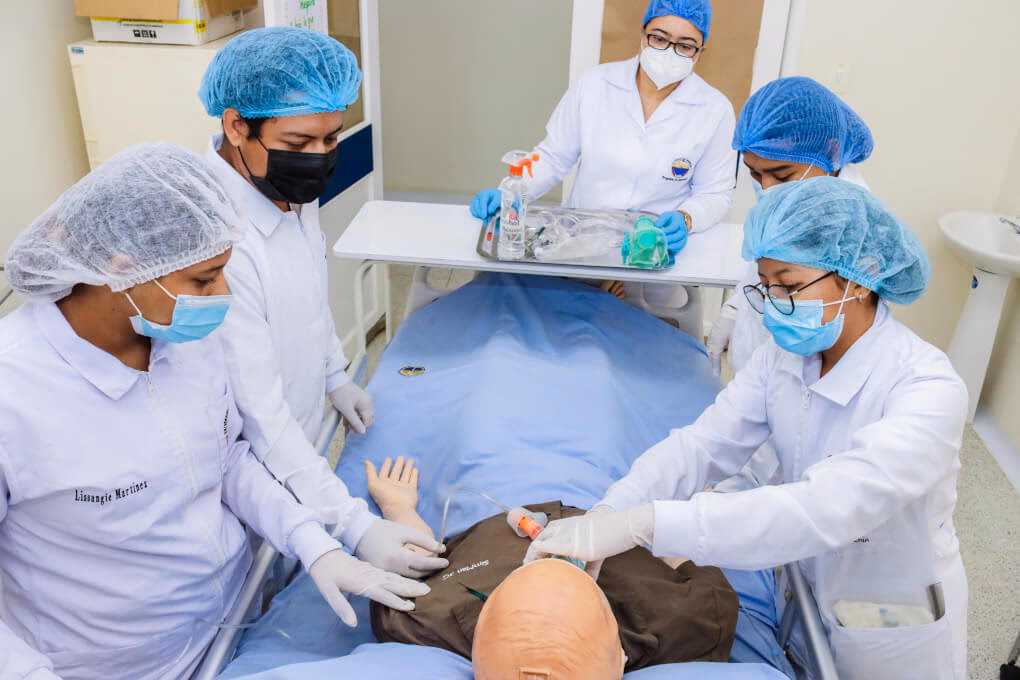 ¿Cuál es la dirección de Hospital Universitario de Santa Marta?