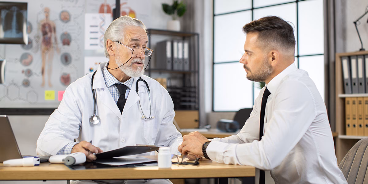 ¿Qué es la actuación sanitaria en el ámbito de la salud laboral?