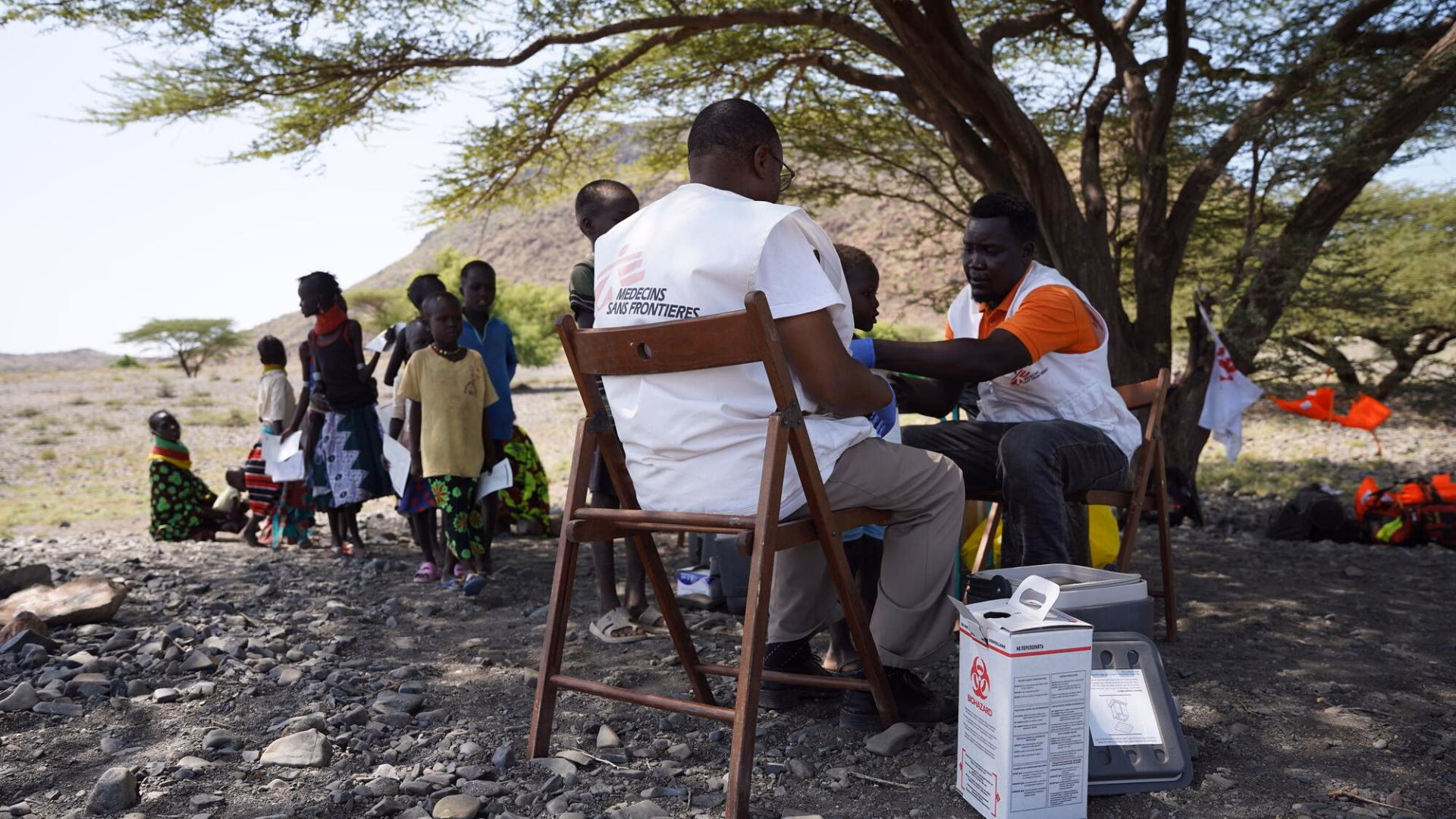 How many countries does Médecins Sans Frontières work in?