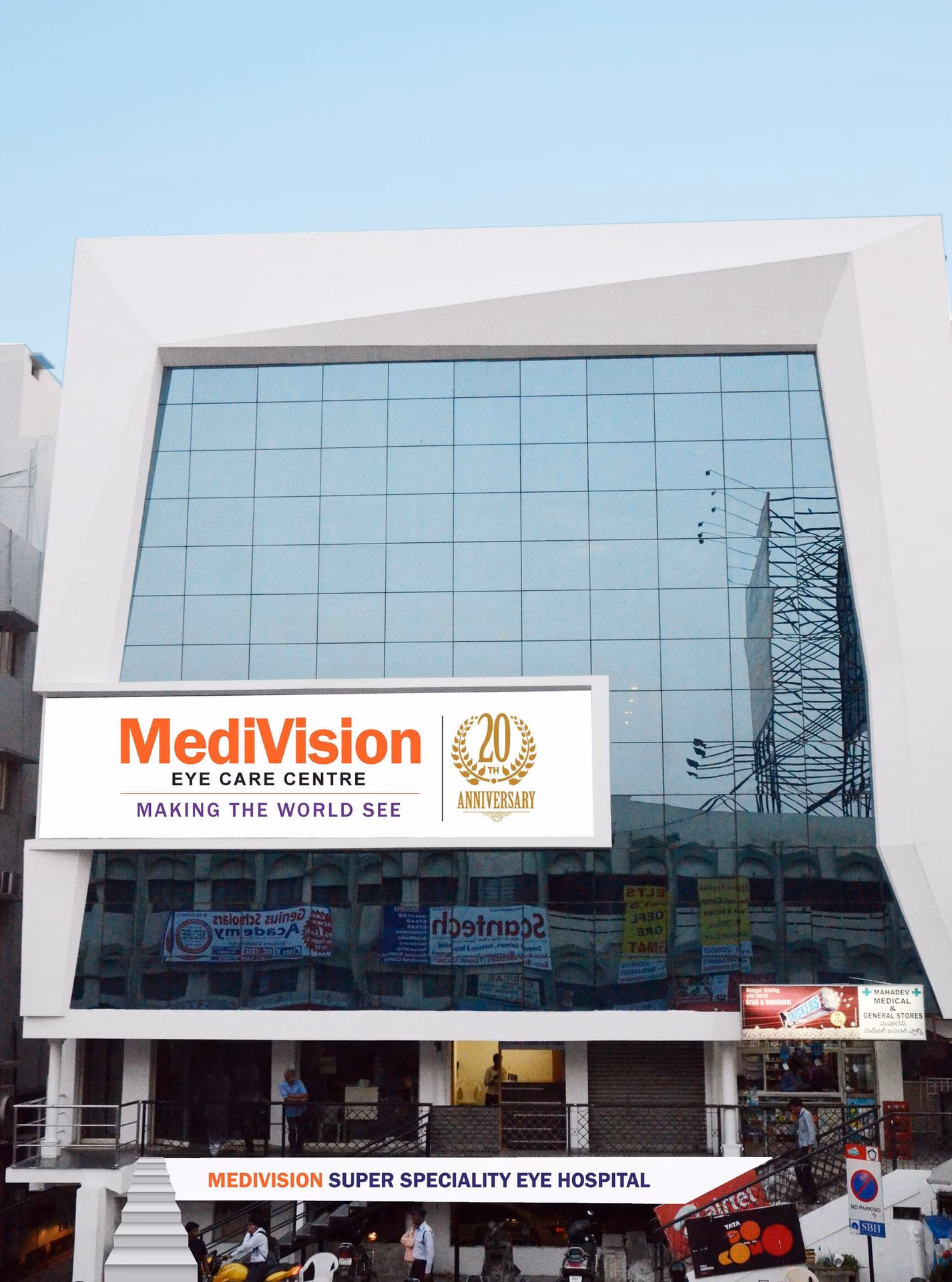 How many doctors practice in MediVision eye & health care centre?