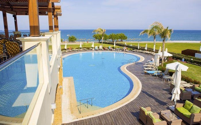 What restaurants are near Mythos beach resort?