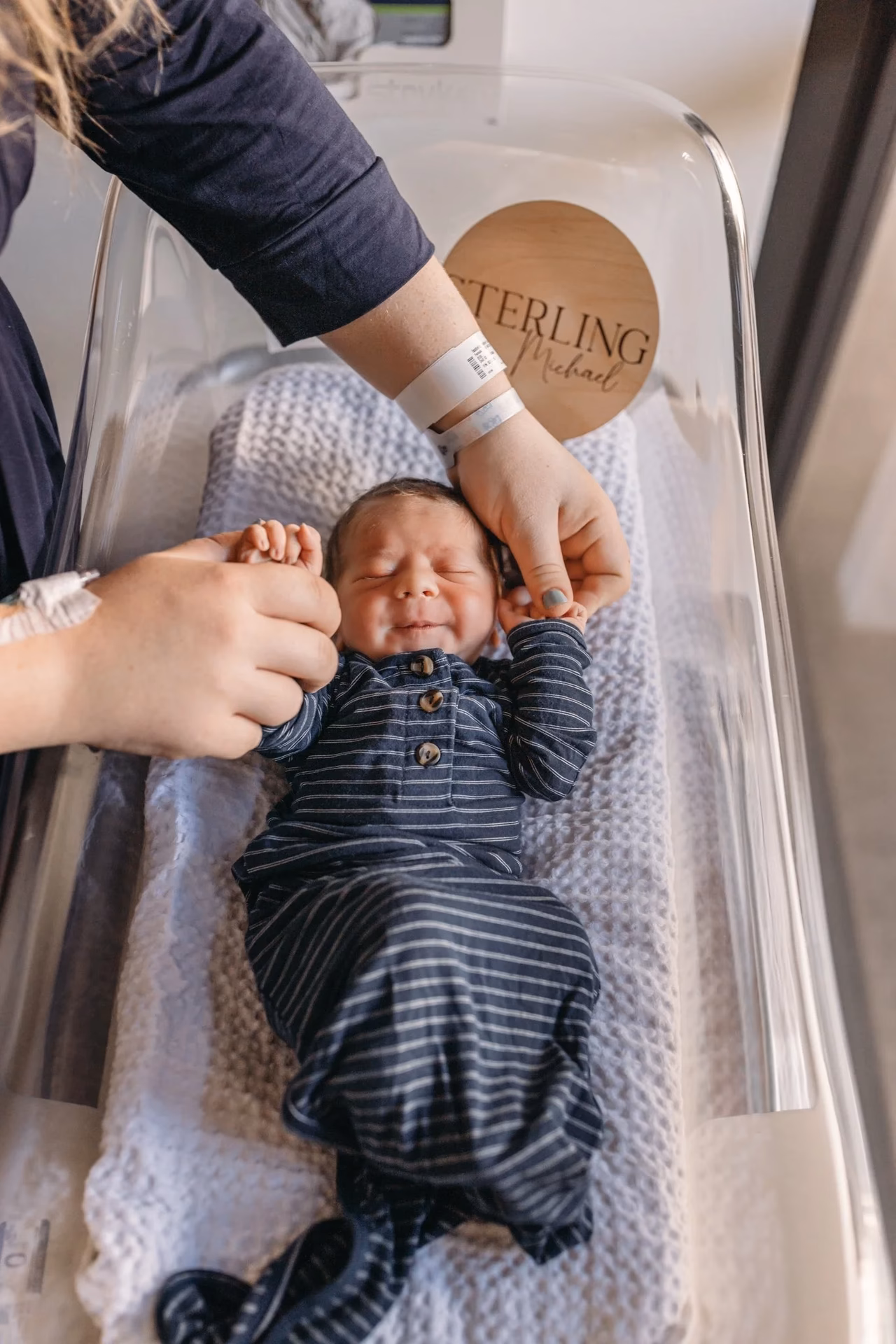 What is a fresh 48 newborn baby photo?