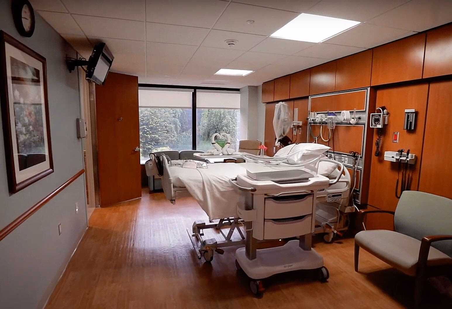 Does North Shore Hospital have a maternity unit?