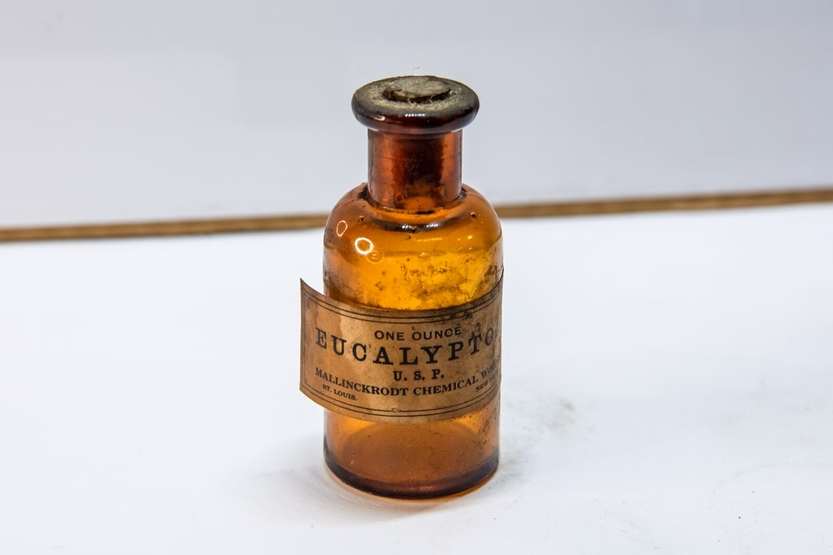 How do you identify an antique medicine bottle?